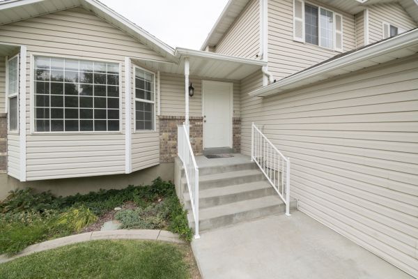 White Vinyl Siding Replacement in Tomball
